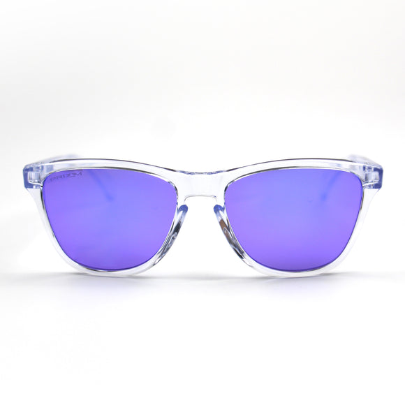 အများနဲ့မတူဘဲ unique ဖြစ်နေစေမယ့် အကြည်ရောင်ကိုင်းနဲ့ ခရမ်းရောင်မှန် Oakley နေကာမျက်မှန်