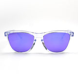အများနဲ့မတူဘဲ unique ဖြစ်နေစေမယ့် အကြည်ရောင်ကိုင်းနဲ့ ခရမ်းရောင်မှန် Oakley နေကာမျက်မှန်